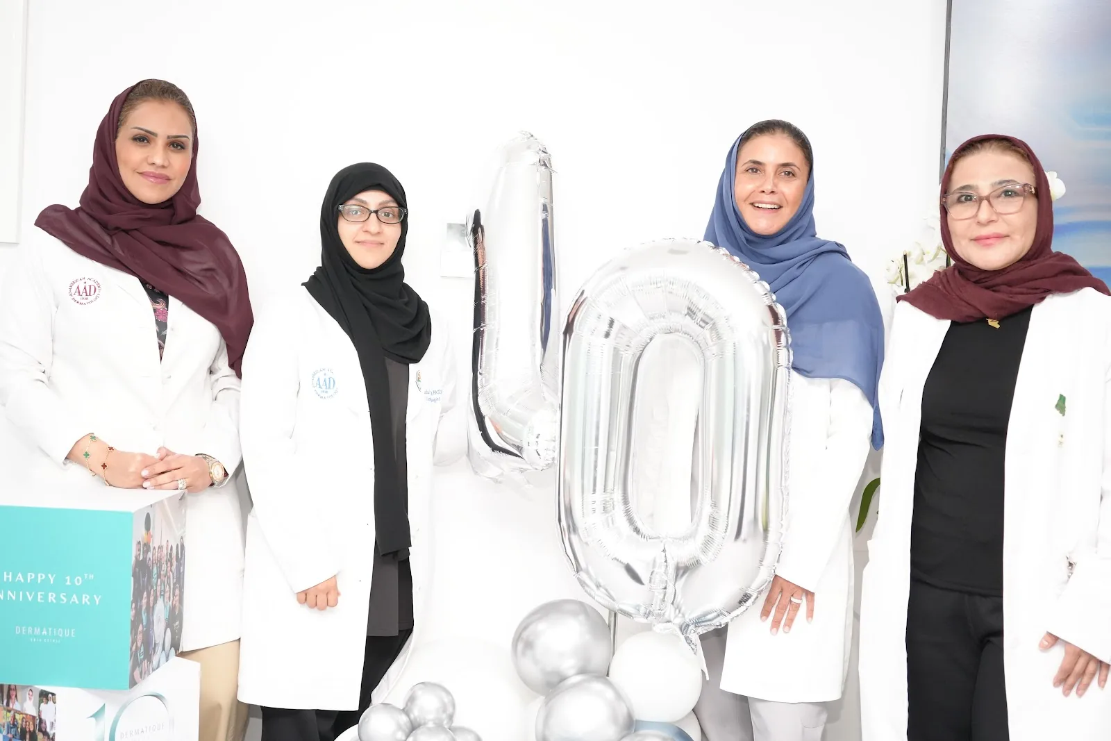 ديرماتيك سكن كلينك — تصوير الفريق الطبي والاحتفال بالذكرى السنوية — 1